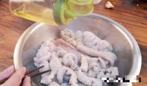 Lam sach ruot gia lon theo cach nay, mui hoi tanh bien mat-Hinh-2