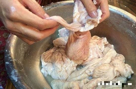 Lam sach ruot gia lon theo cach nay, mui hoi tanh bien mat-Hinh-3