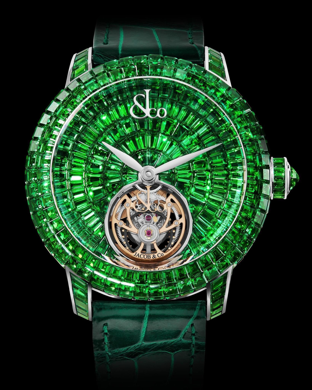 Mẫu đồng hồ có vẻ ngoài tinh xảo, sang trọng, được bán kèm dây đeo da cá sấu. Mặt số được khảm bằng đá quý cắt dáng baguette. Vỏ, khóa và vấu làm từ vàng trắng 18K. Kích thước mặt số 47 mm, độ dày 15,85 mm. Thiết bị chống nước 30 m. Ảnh: Jacobandco.