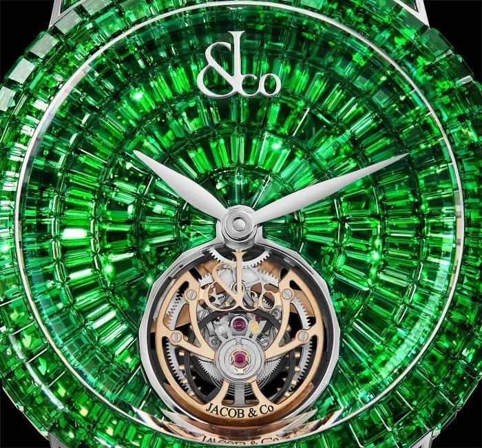 Mẫu đồng hồ được trang bị bộ máy tự động độc quyền JCAA43. Bộ máy này có các cầu nối được thiết kế đặc biệt để phù hợp với việc đính đá quý. Thiết bị có khả năng dự trữ năng lượng trong 42 giờ. Ngoài ra, mặt sau bằng tinh thể sapphire giúp người dùng thấy rõ cấu tạo bên trong. Ảnh: Jacobandco.