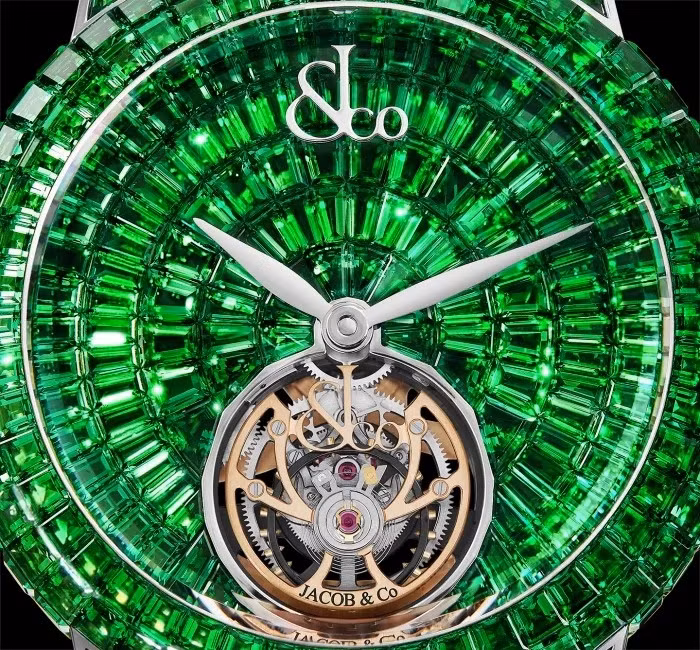 Mẫu đồng hồ được trang bị bộ máy tự động độc quyền JCAA43. Bộ máy này có các cầu nối được thiết kế đặc biệt để phù hợp với việc đính đá quý. Thiết bị có khả năng dự trữ năng lượng trong 42 giờ. Ngoài ra, mặt sau bằng tinh thể sapphire giúp người dùng thấy rõ cấu tạo bên trong. Ảnh: Jacobandco.