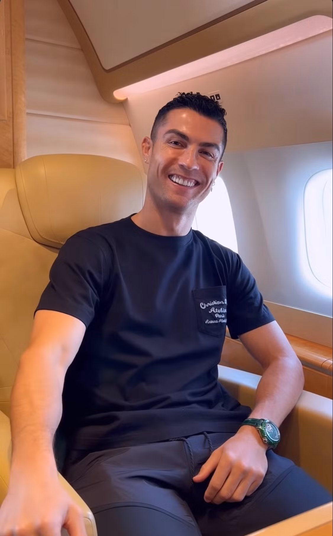 Ronaldo deo dong ho tri gia tram nghin USD khi den Saudi Arabia-Hinh-2