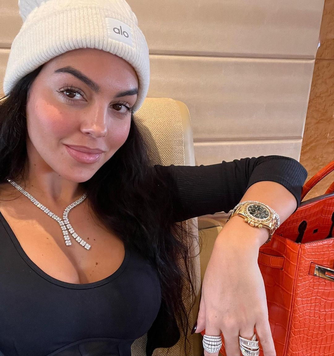 Đồng hành cùng Ronaldo trong chuyến đi này là bạn gái Georgina Rodriguez. Giống như chân sút 37 tuổi, bạn gái anh đeo đồng hồ đắt tiền. Cô sử dụng thiết bị 18K Yellow Gold Rolex Daytona mặt số màu xanh lá. Mẫu đồng hồ trị giá 38.700 USD, hiện được bán lại với giá 72.000 USD trên thị trường thứ cấp. Ảnh: georginagio.