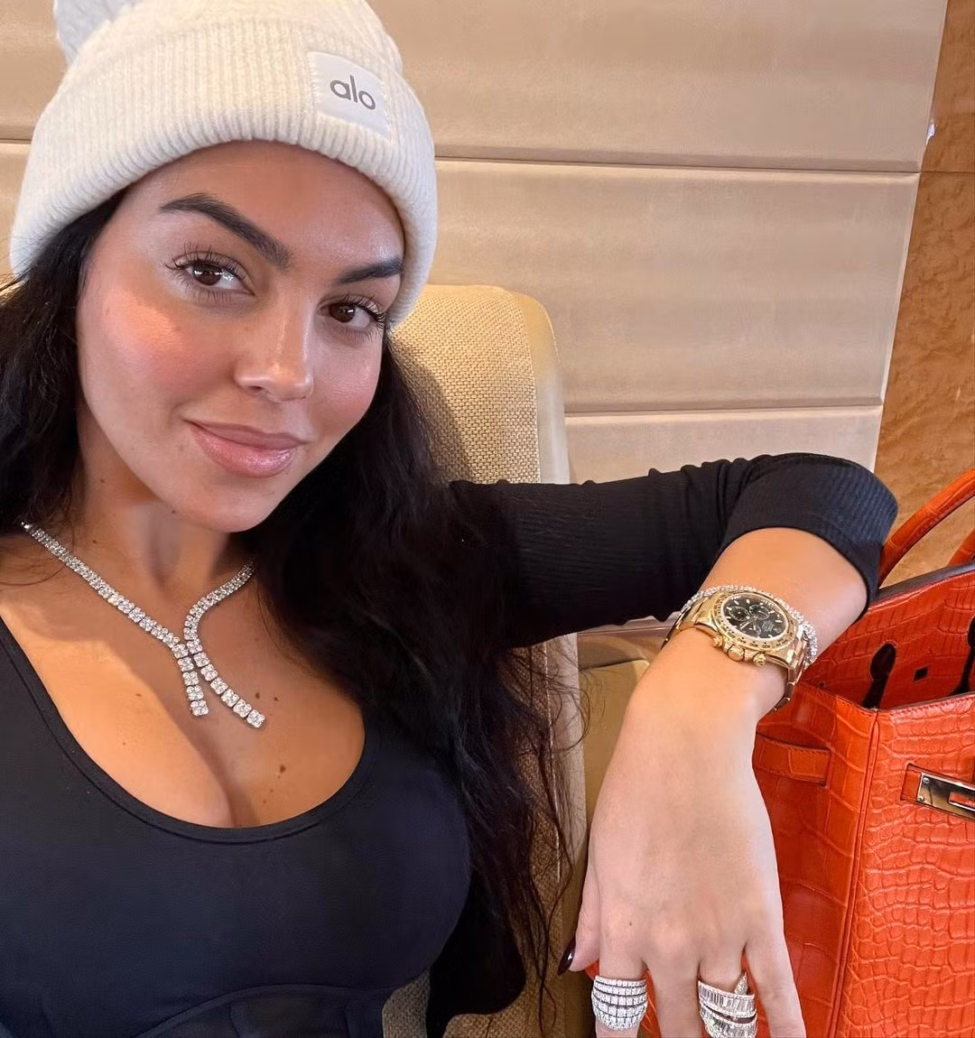 Đồng hành cùng Ronaldo trong chuyến đi này là bạn gái Georgina Rodriguez. Giống như chân sút 37 tuổi, bạn gái anh đeo đồng hồ đắt tiền. Cô sử dụng thiết bị 18K Yellow Gold Rolex Daytona mặt số màu xanh lá. Mẫu đồng hồ trị giá 38.700 USD, hiện được bán lại với giá 72.000 USD trên thị trường thứ cấp. Ảnh: georginagio.