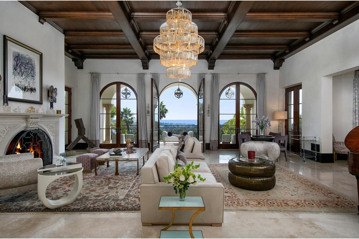 Phòng khách có tầm nhìn hướng ra biển với chiếc ghế sofa thường xuyên xuất hiện trong bộ phim đã phát trên Netflix.