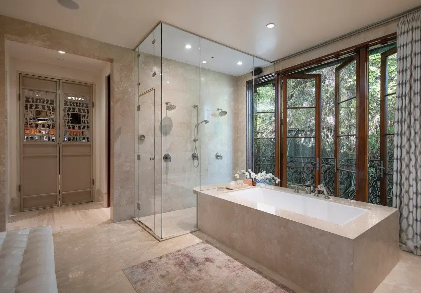 Phòng tắm với cửa mở ra không gian vườn cây.