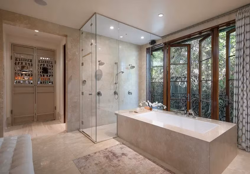 Phòng tắm với cửa mở ra không gian vườn cây.