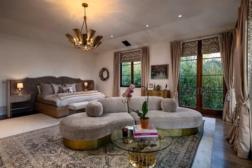 Không gian tiện nghi cả bên trong lẫn bên ngoài dinh thự khiến ngôi nhà có không khí gia đình thân mật dù diện tích lớn.