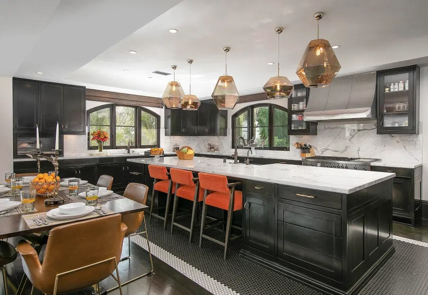 Phòng bếp thiết kế cùng một đảo bếp nằm giữa. Với nhiều cửa sổ kính, mọi chỗ ngồi đều dễ dàng ngắm nhìn khung cảnh xung quanh.