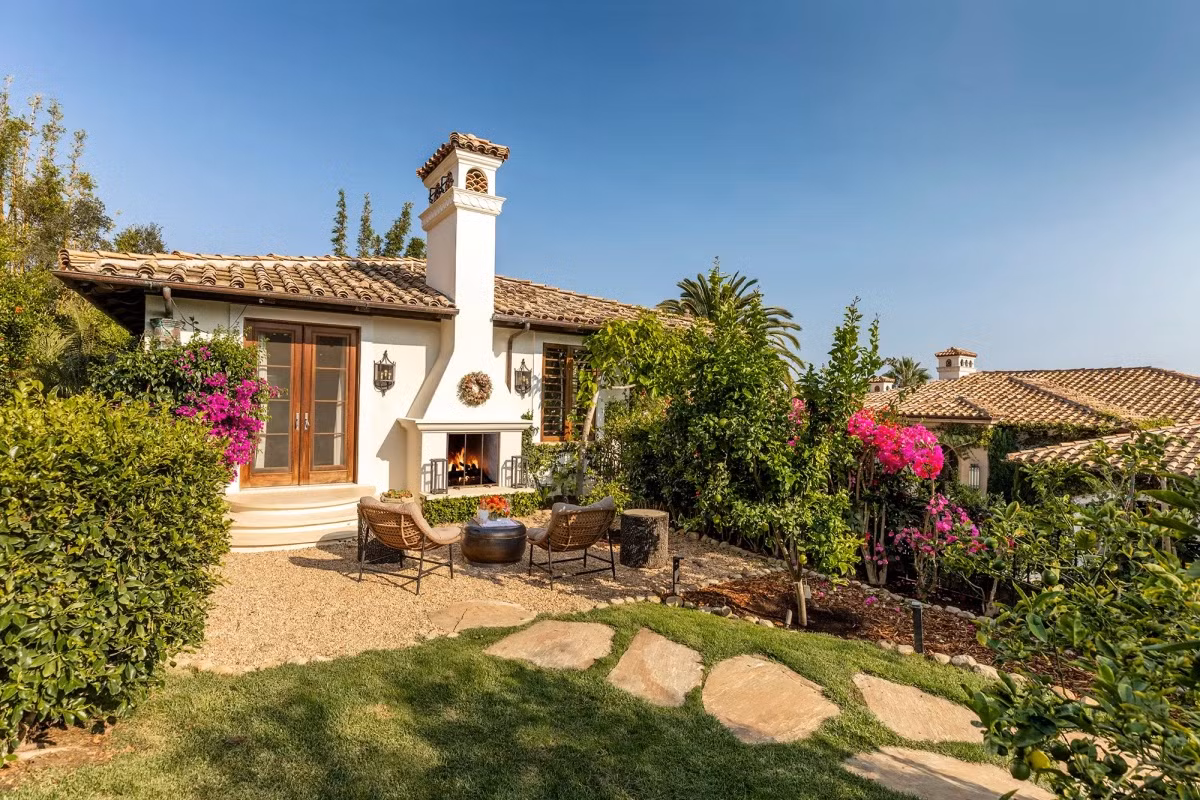 Dinh thự còn sở hữu khu nhà khách nằm riêng biệt, có thể tiếp đón lên tới 200 người. Một trong những căn nhà khách nằm riêng biệt giữa khu vườn xanh tốt, có trang bị lò sưởi và bàn trà bên ngoài.