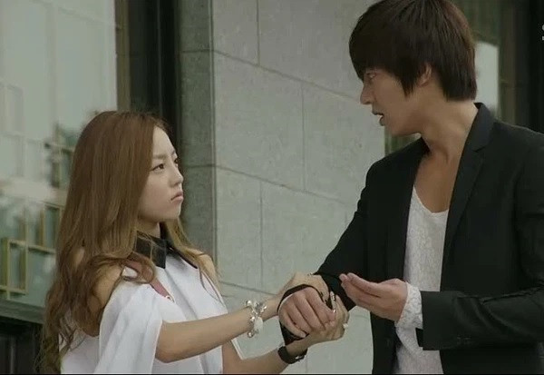 Khong danh nhin chong theo nguoi khac, vo nghi cach de chong quay ve