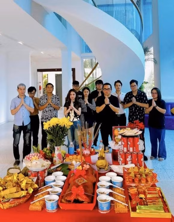 Ho Hoai Anh xuat hien hau nghi viec, dung mao ra sao?-Hinh-4