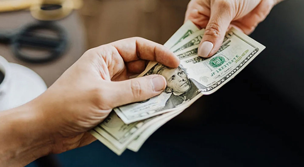 Vo cu cua chong dot nhien den vay tien toi