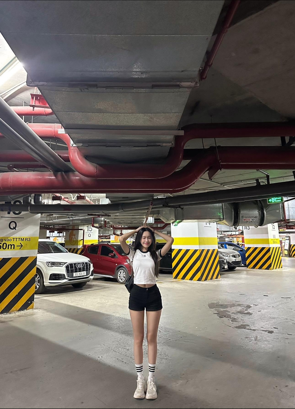 Thoi trang khoe eo 55cm cua ban gai Doan Van Hau