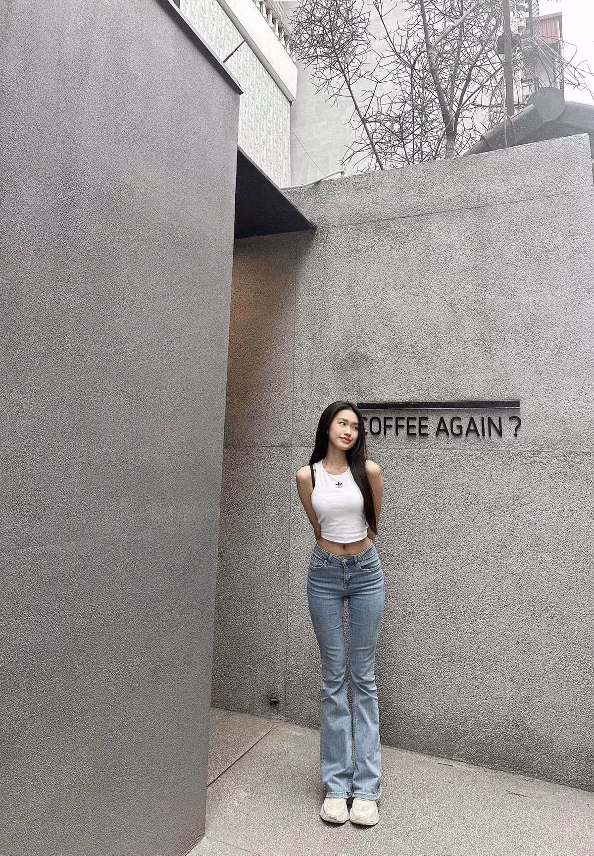 Cô vừa tốt nghiệp Đại học Luật ngày 26/4. Trong lễ bảo vệ khóa luận, người đẹp đã đạt được điểm 10 tuyệt đối nhờ có thầy cô chỉ dẫn tận tình và gia đình, bạn bè động viên. Ngoài ra, Doãn Hải My còn giỏi tiếng Anh, có năng khiếu đàn piano, hát và hiện vừa làm mẫu thời trang vừa kinh doanh cửa hàng mỹ phẩm (Ảnh: Facebook nhân vật).