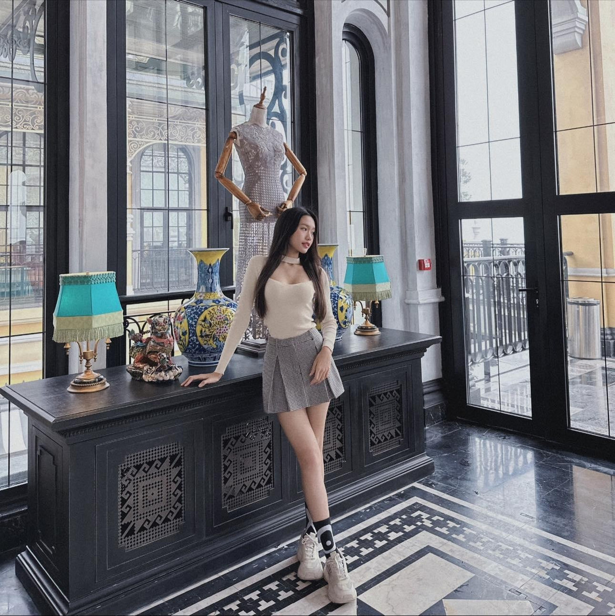 Ngoài ra, bạn gái Đoàn Văn Hậu cũng diện chân váy dáng chữ A để tôn lên nét nữ tính của mình (Ảnh: Facebook nhân vật).