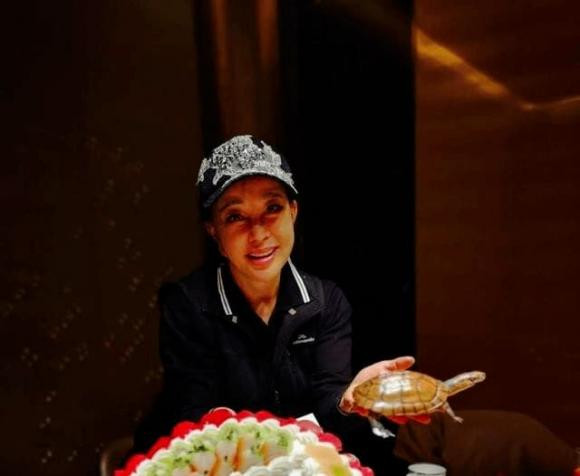 Luu Hieu Khanh lo nhan sac that chua qua photoshop o tuoi sap 70-Hinh-3