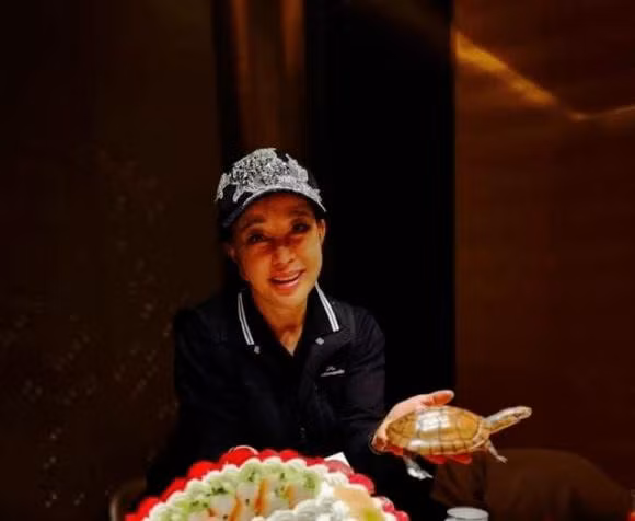 Luu Hieu Khanh lo nhan sac that chua qua photoshop o tuoi sap 70-Hinh-3