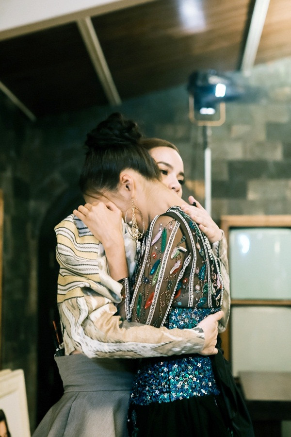 Drama Phạm Hương - Lan Khuê: Một người phải khóc lóc bỏ về Drama Pham Huong - Lan Khue: Mot nguoi phai khoc loc bo ve