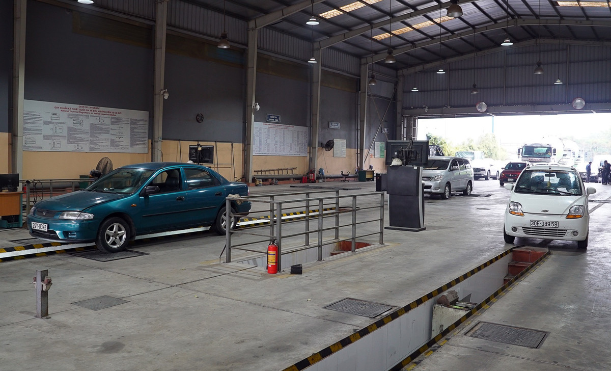 Trung tâm đăng kiểm 29-08D được thiết kế 3 dây chuyền nhưng hiện chỉ còn 2 dây chuyền đang vận hành do thiếu hụt nhân lực.