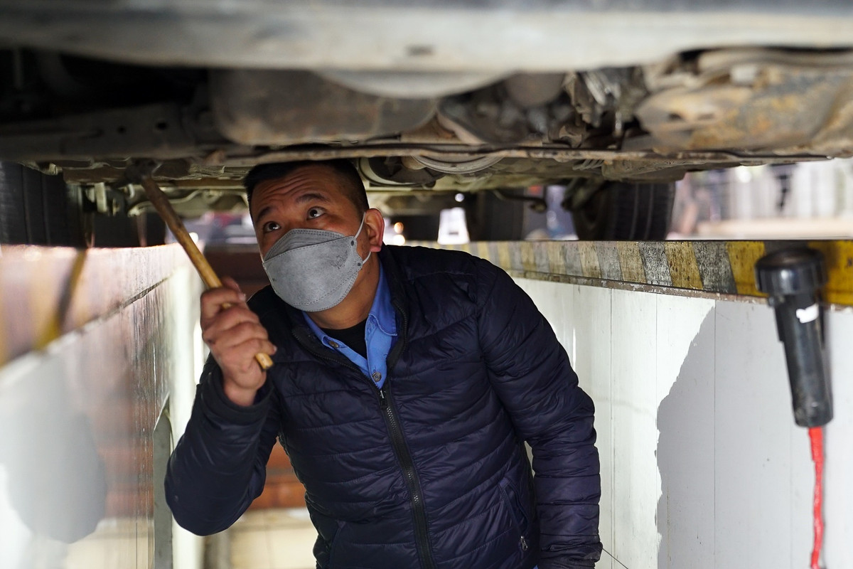 Năng suất làm việc hiện tại của trung tâm chỉ đáp ứng được 120-140 xe/ngày. Trung tâm luôn kết thúc ngày làm việc trong cảnh vẫn còn nhiều phương tiện xếp hàng chờ. Nhiều tài xế ngóng đợi cả ngày không đến lượt, đành rút kinh nghiệm hôm sau đến từ 2h sáng.