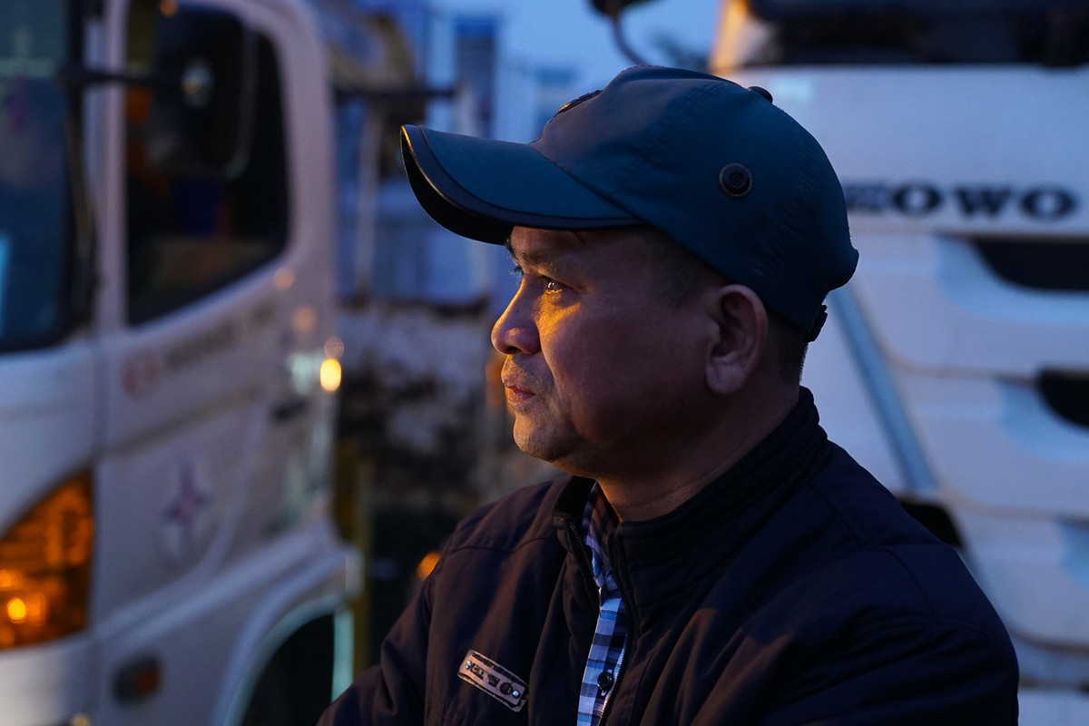 Một tài xế xe khách cho biết chiếc xe của ông đến ngày mai là hết hạn đăng kiểm. Nếu không đăng kiểm đúng hạn, chiếc xe "cần câu cơm" của cả gia đình sẽ biến thành khối sắt vụn, không thể lưu thông trên đường vì sẽ bị CSGT xử phạt.