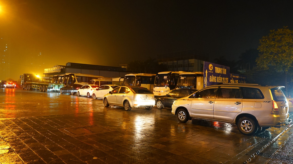 Cục Đăng kiểm cho biết thời gian tới có thể còn có thêm trung tâm đăng kiểm phải tạm dừng hoạt động để phục vụ công tác điều tra, khiến tình trạng quá tải càng thêm trầm trọng.