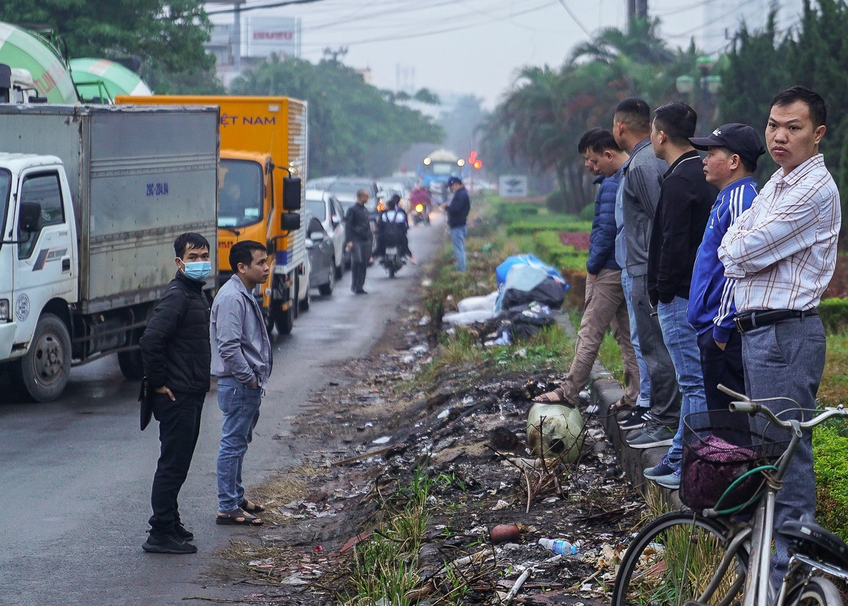 Các tài xế cho biết việc phải chờ đợi lâu do số lượng phương tiện tăng đột biến, nhưng cũng một phần do thời gian đăng kiểm phương tiện lâu hơn trước đây. Nếu trước đây mỗi xe vào đăng kiểm chỉ mất 15 phút, đến nay mất khoảng 30 phút.