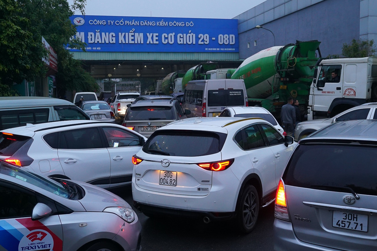Đến nay, 11/31 trung tâm đăng kiểm trên địa bàn Hà Nội đã bị đóng cửa, dẫn đến tình trạng quá tải phương tiện ở những trung tâm còn lại. Tại trung tâm 29-08D trên địa bàn xã Kim Chung (Hoài Đức), phóng viên ghi nhận cả trăm phương tiện đã xếp hàng trước cửa trung tâm. Tài xế đến sớm nhất đã có mặt từ 1h sáng.