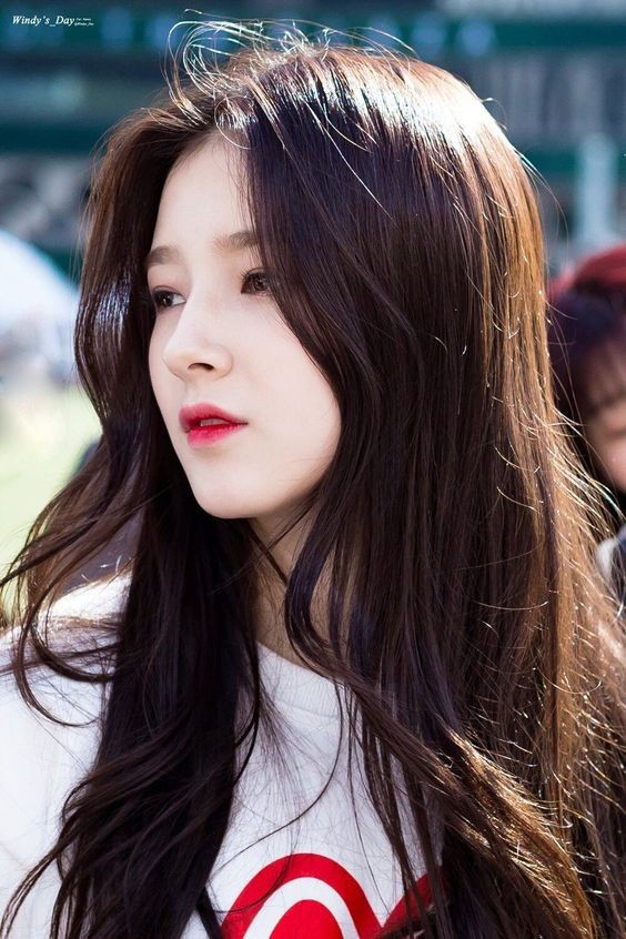 Thời hoạt động mạnh cùng Momoland, Nancy là gương mặt đại diện của nhóm, hút fan. Cô chịu khó thay đổi phong cách, được đánh giá khá tốt về khả năng hát-nhảy.