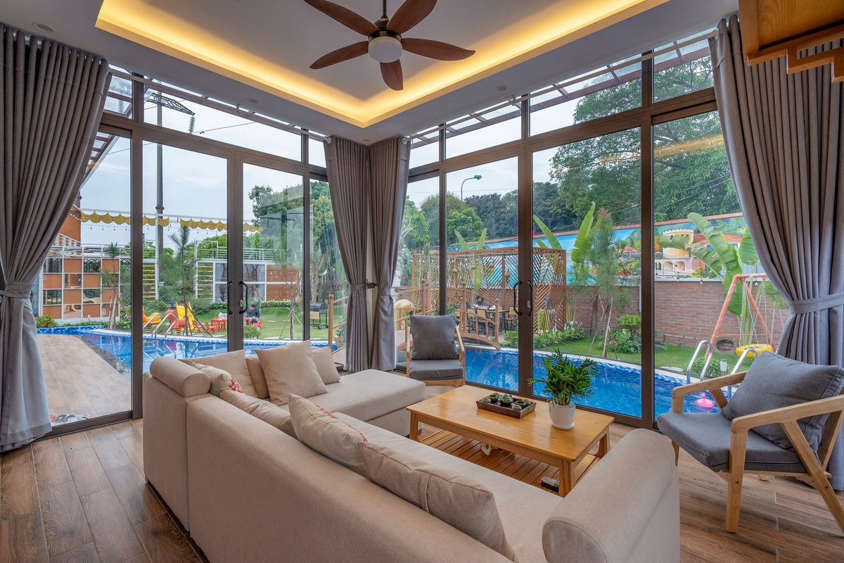 Bể bơi có thác nhân tạo đổ từ cao xuống.