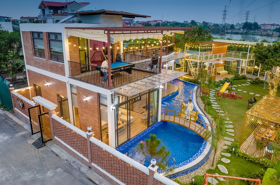 Sau khi bàn bạc và lên phương án thiết kế, công trình được bố trí đầy đủ tiện nghi với khu nhà chính, bể bơi, nhà bungalow, sân vườn trải thảm cỏ xanh mướt, mềm mại cùng chỗ nướng BBQ ngoài trời.