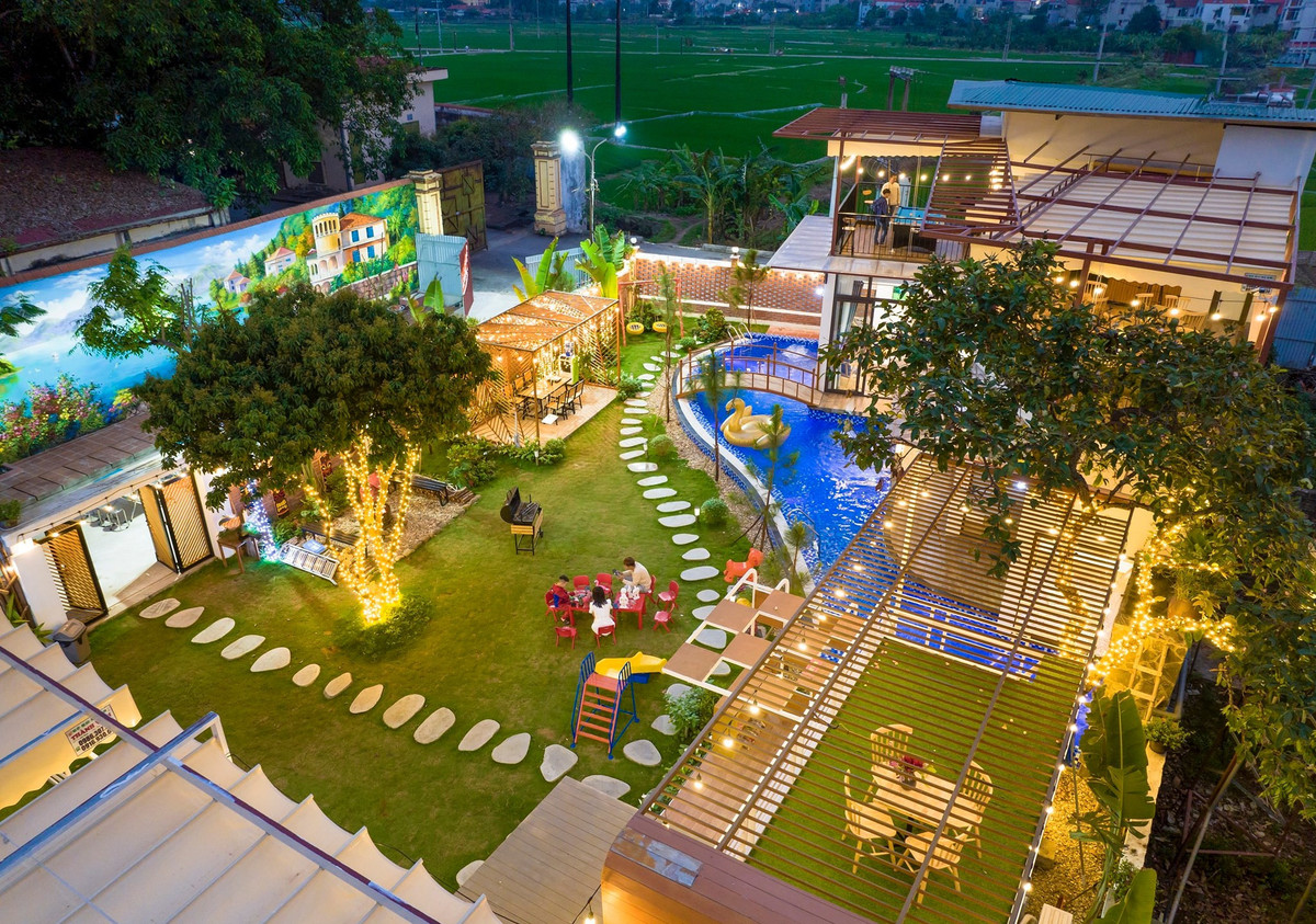 Từ miếng đất chỉ 450m2 trồng một vài cây ăn quả, gần như bỏ không ở Mê Linh (Hà Nội), gia đình chị Hiên Phạm đã quyết định làm khu nhà nghỉ dưỡng cho đại gia đình.