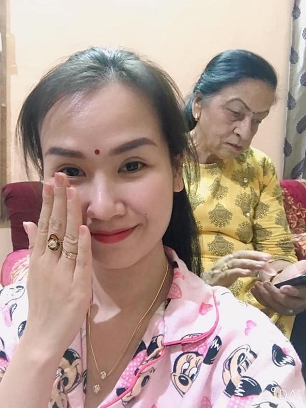 Dù không cùng ngôn ngữ nhưng Võ Hạ Trâm vẫn muốn cố gắng để gần hơn mẹ chồng. Cô đã học tiếng Ấn để hát cho bà nghe.