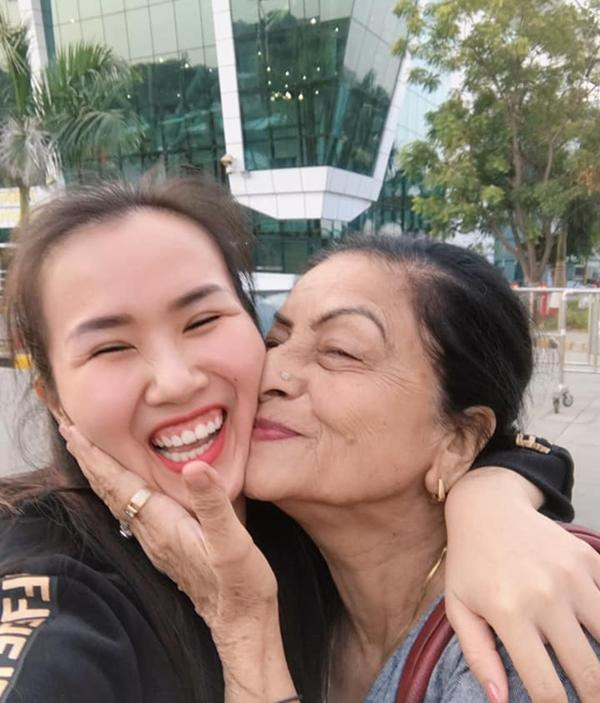 Cô còn bổ sung chuyện mẹ chồng nàng dâu của mình rất kỳ lạ. "Mẹ chồng dành cho tôi nickname "hạnh phúc" vì thấy tôi lúc nào cũng cười. Thực ra, tôi với mẹ chồng đâu có nói chuyện được vì bà nói tiếng Ấn, còn tôi nói tiếng Anh. Thế là gặp nhau tôi chỉ biết cười tươi, gọi mẹ, rồi ôm. Còn muốn nói chuyện gì nữa thì tôi lại nhờ chồng dịch. Nói chung mẹ chồng tôi rất dễ thương", Võ Hạ Trâm nói.