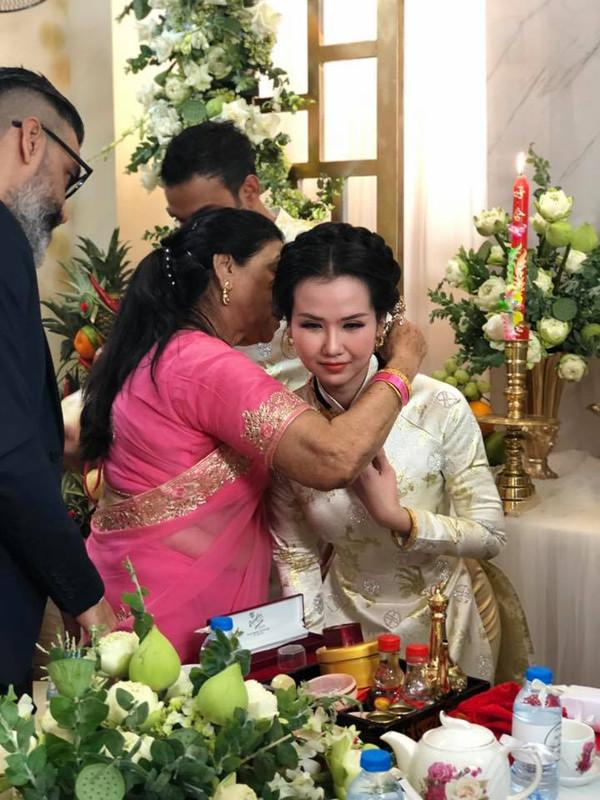 Mẹ chồng Võ Hạ Trâm được nhận xét là người phụ nữ Ấn hiền hòa đôn hậu. Bà yêu thương nữ ca sĩ một cách chân thành. Trong hôn lễ cách đây ít năm của cô, có thể thấy Võ Hạ Trâm khá được lòng gia đình chồng, không chỉ được trao cho nhiều trang sức cưới bằng vàng, thủ công tinh xảo mà cô còn được chính tay mẹ chồng trao lại di vật của cha chồng quá cố là một chiếc nhẫn đính đá có giá trị đặc biệt về mặt tinh thần. Bà cho biết trước khi ông qua đời đã dặn dò kỹ là phải trao lại vật này cho cô dâu tương lai của Vikas (tên chồng Võ Hạ Trâm). Trong quá trình thực hiện nghi thức trao quà cưới cho con dâu năm đó, mẹ chồng Võ Hạ Trâm đã chuẩn bị đến ba đôi hoa tai khác nhau để phòng trường hợp cô không đeo vừa tai.