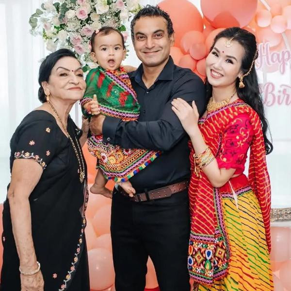 Khi chia sẻ về tình cảm ấm áp này, Võ Hạ Trâm cho hay: "Mẹ chồng tôi cũng như mẹ tôi vậy, thương tôi lắm. Tôi cảm thấy may mắn vì gia đình chồng cũng như gia đình tôi luôn là điểm tựa cho con".