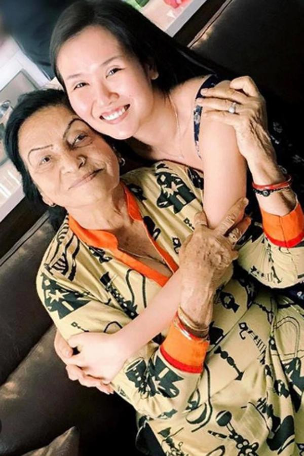 Trước tình cảm ấm áp của mẹ chồng dành cho mình, ca sĩ Võ Hạ Trâm luôn đáp lại tình cảm ấy bằng thái độ chân thành.