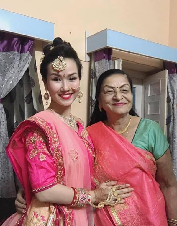 Không chỉ tặng vàng con dâu trong hôn lễ, Võ Hạ Trầm còn được mẹ chồng tặng rất nhiều vàng bạc sau ít năm kết hôn.