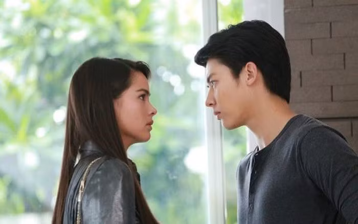 Chong ngu rieng khi thay phong bi tinh cu cua vo mung cuoi