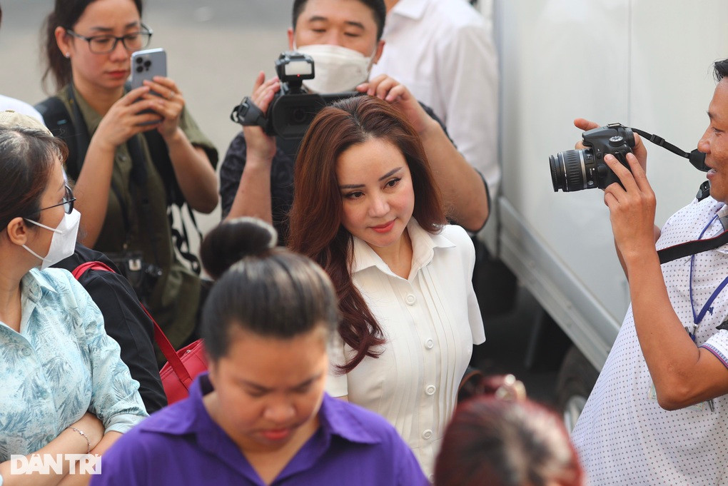 Vy Oanh, Dam Vinh Hung voi va roi toa, Thuy Tien phan ung gi khi vang mat?