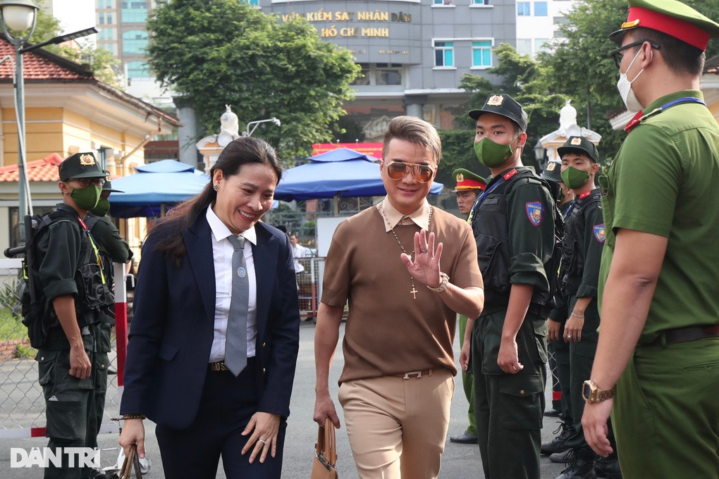 Vy Oanh, Dam Vinh Hung voi va roi toa, Thuy Tien phan ung gi khi vang mat?-Hinh-2