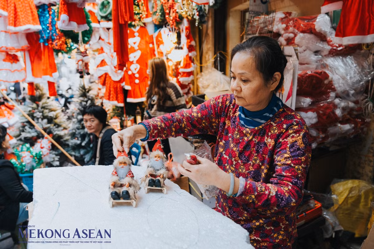 Cô Thảo, chủ một cửa hiệu trên phố Hàng Mã cho biết, mặt hàng năm nay đa dạng về chủng loại, kích cỡ, phong phú về màu sắc, đa dạng về giá cả. Nhờ vậy mà người tiêu dùng có cho mình nhiều sự lựa chọn.