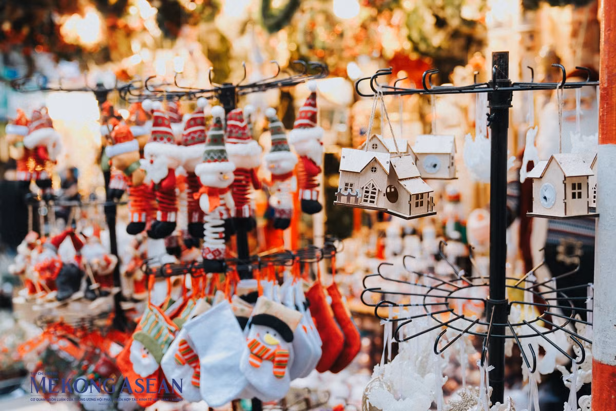 Nhiều món đồ chơi mang đậm phong cách phương Tây, đem lại không khí Giáng sinh như trong những câu chuyện cổ tích.