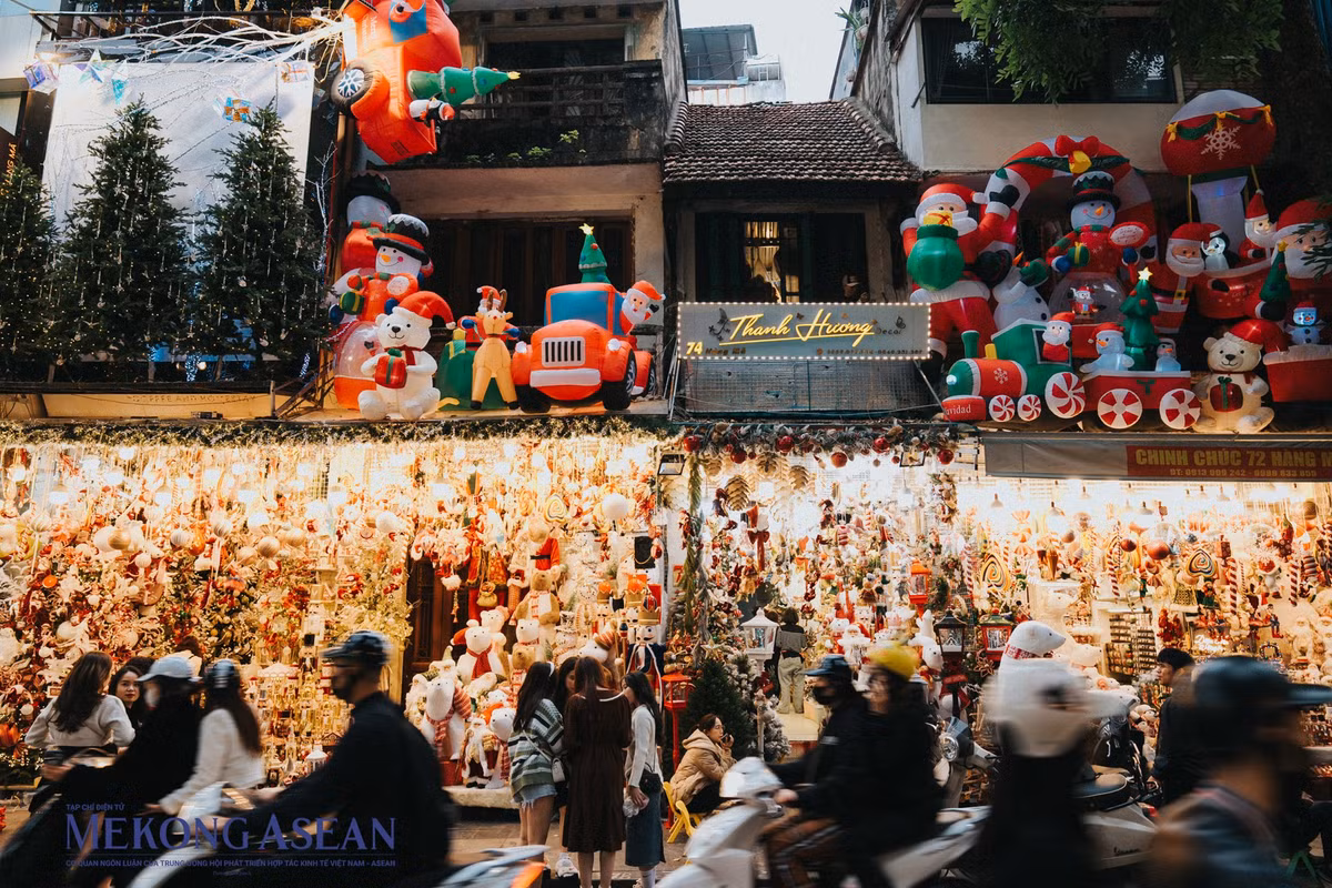 Trước Giáng sinh hơn một tháng, nhiều người đã bắt đầu lên phố, tự mình lựa chọn những quà tặng, đồ vật trang trí. Những cửa hàng lúc nào cũng tấp nập người mua, kẻ bán.
