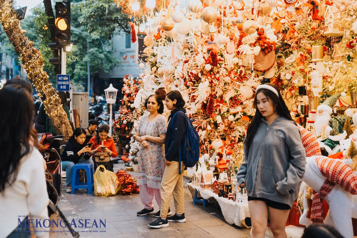 Lan Anh (Quận Tây Hồ) cùng bạn đi dạo phố, chia sẻ bất ngờ và thích thú trước sự lung linh, tấp nập của phố. "Các gian hàng ở đây trang hoàng rực rỡ, bọn em chọn được nhiều món đồ và chụp được nhiều bức ảnh đẹp".