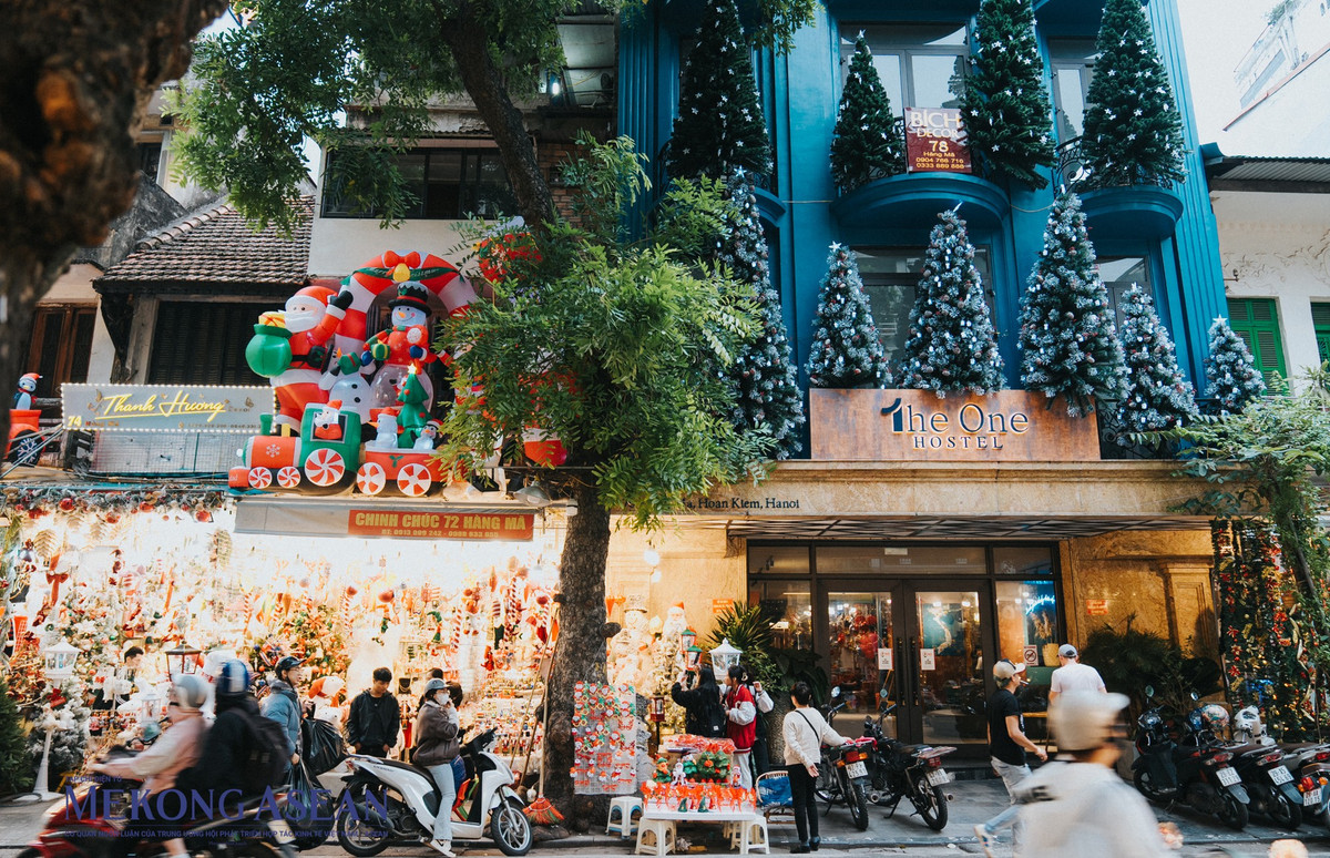 Từ giữa tháng 11, nhiều cửa hàng trên tuyến phố này đã trưng bày các phụ kiện Giáng sinh như cây thông, bờm tuần lộc, vòng nguyệt quế, người tuyết... trộn lẫn là những sắc xanh, sắc đỏ, vàng rực rỡ ánh lên khiến con phố này lung linh hơn.