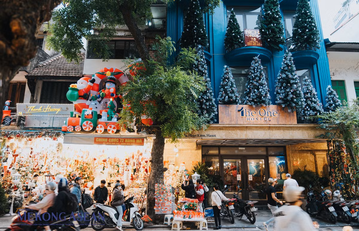 Từ giữa tháng 11, nhiều cửa hàng trên tuyến phố này đã trưng bày các phụ kiện Giáng sinh như cây thông, bờm tuần lộc, vòng nguyệt quế, người tuyết... trộn lẫn là những sắc xanh, sắc đỏ, vàng rực rỡ ánh lên khiến con phố này lung linh hơn.