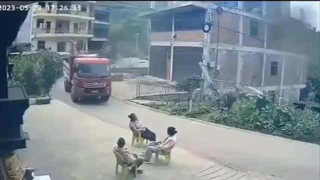 Video: Cua sau xe tai bat ngo bat mo, dap trung nguoi phu nu