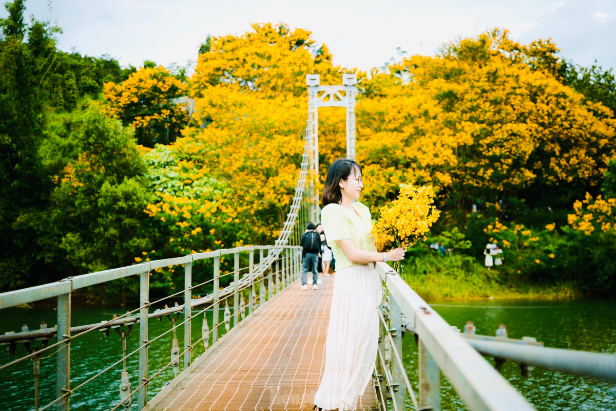 Những ngày gần đây, rất nhiều người dân và khách du lịch đến đây chụp ảnh.